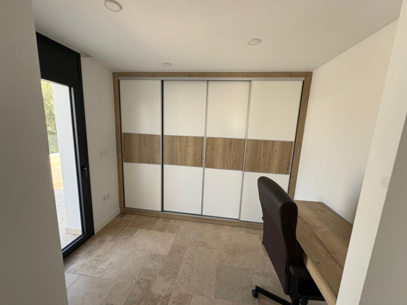 Anziehzimmer mit Schreibtisch beim Turmzimmer
