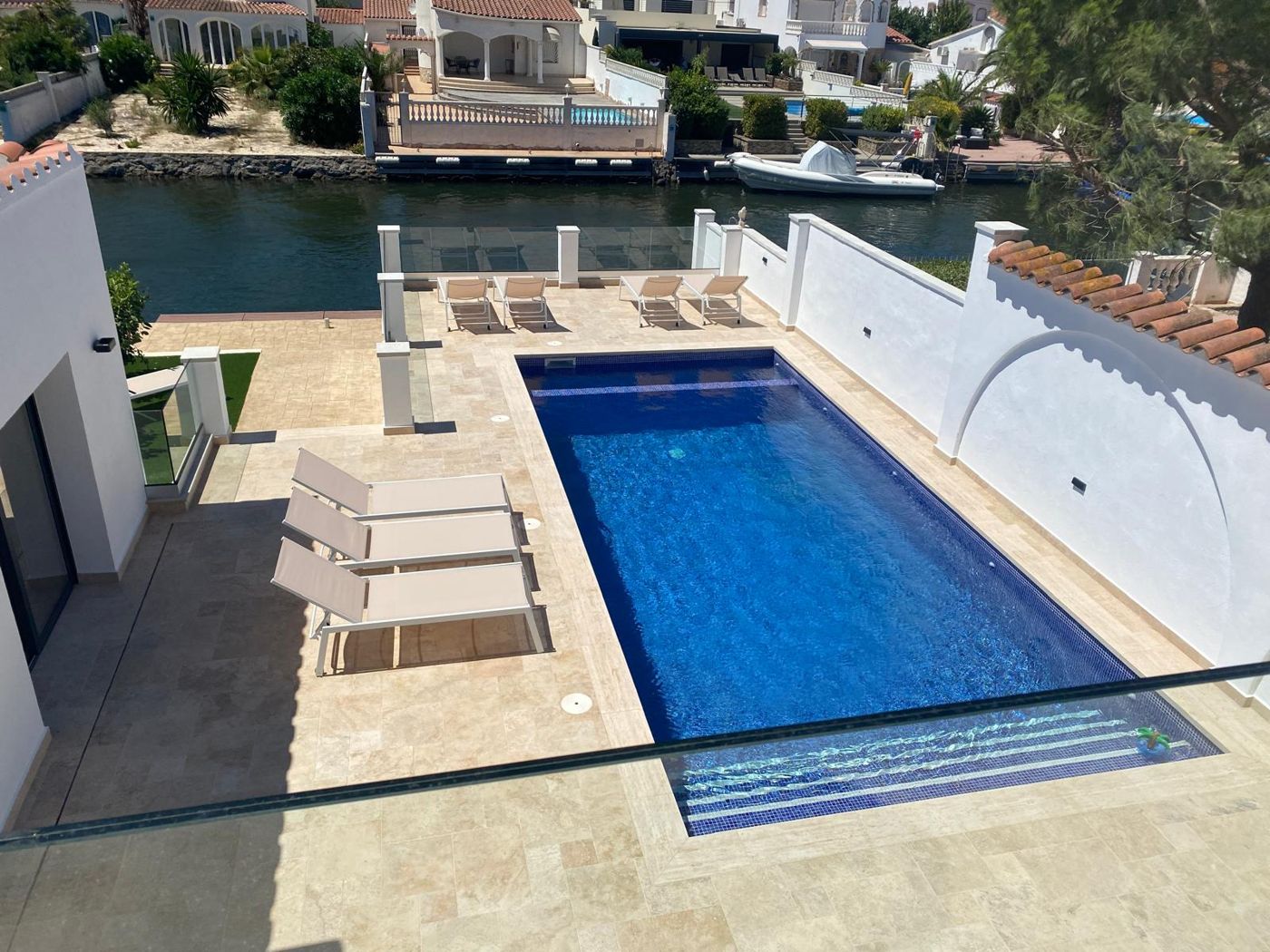 Pool mit Blick über die Terrasse
